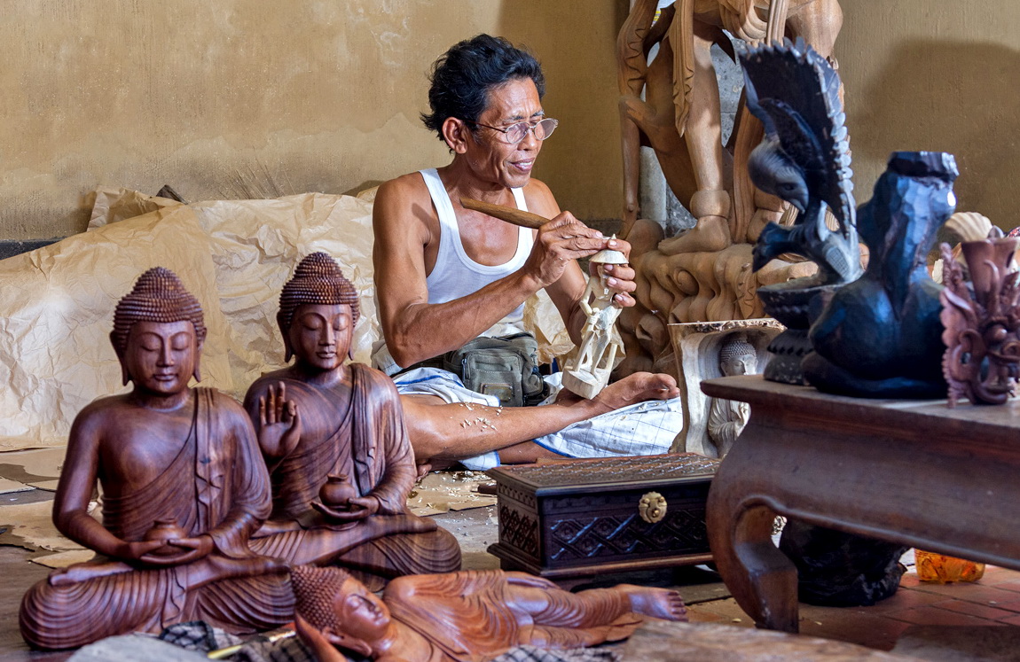 Wood-carving-in-Mas-village-Ubud-Mari-Bali-Tours-3.jpg1_